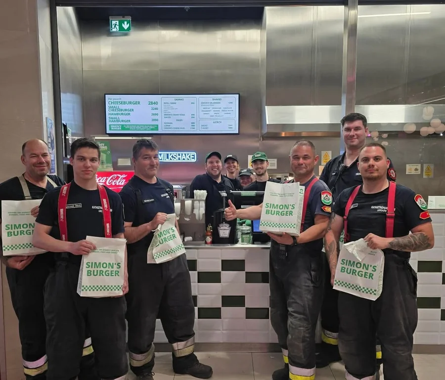 Tűzoltók a Simon's Burger pultjánál