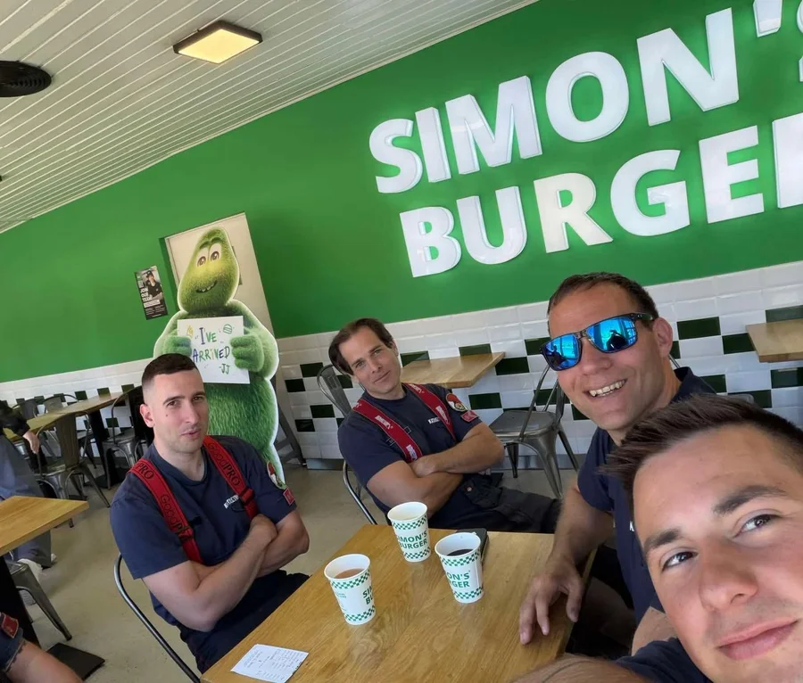 Tűzoltók egy Simon's Burger étteremben